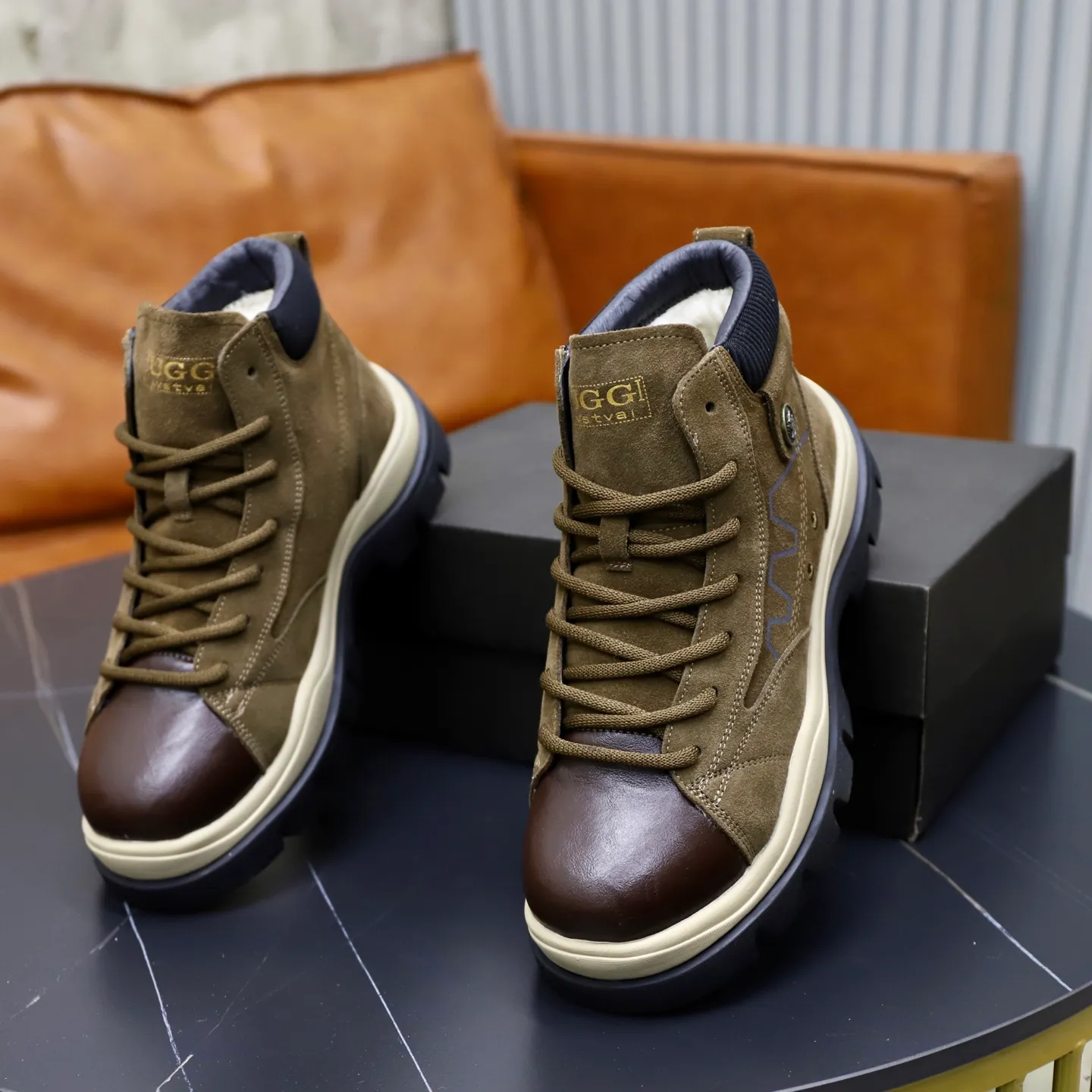 Ex-factory price: 640💰Thick wool imported from Australia Brand: UGG genuine purchase Size: 39-44 Grade: Official website 1:1 Material: First layer of genuine leather waterproof and antifreeze upper Real wool lining Original non-slip soft wear-resistant outsole Style category: Men's casual shoes Trendy style Comfortable on the feet Color: Official website color synchronization